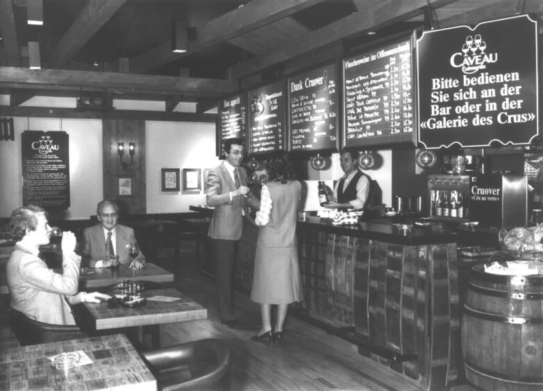 Năm 1963: Khai trương thương hiệu cà phê đầu tiên “Movenpick Coffee”.