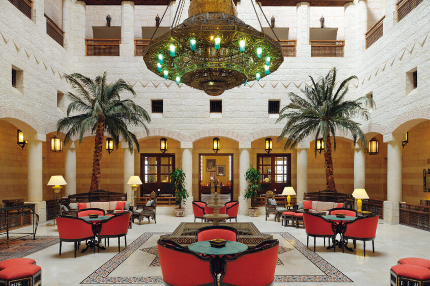 Năm 1996: khách sạn Trung Đông đầu tiên mở tại Jordan.