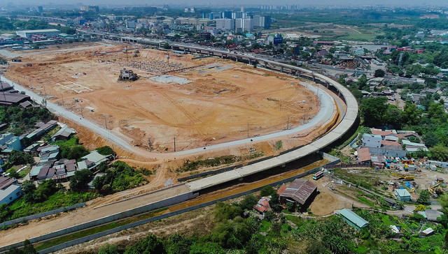 Nhà ga metro trung tâm và dự án Bến xe miền Đông mới đang được xây dựng.