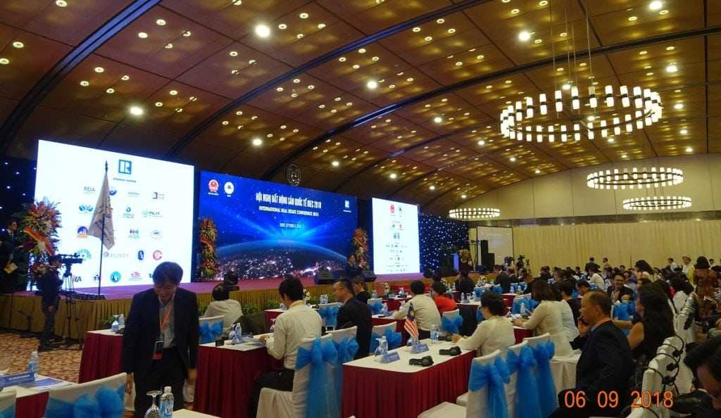 Hội nghị Bất động sản Quốc tế IREC 2018 thu hút đông đảo khách quốc tế và trong nước tới tham dự.