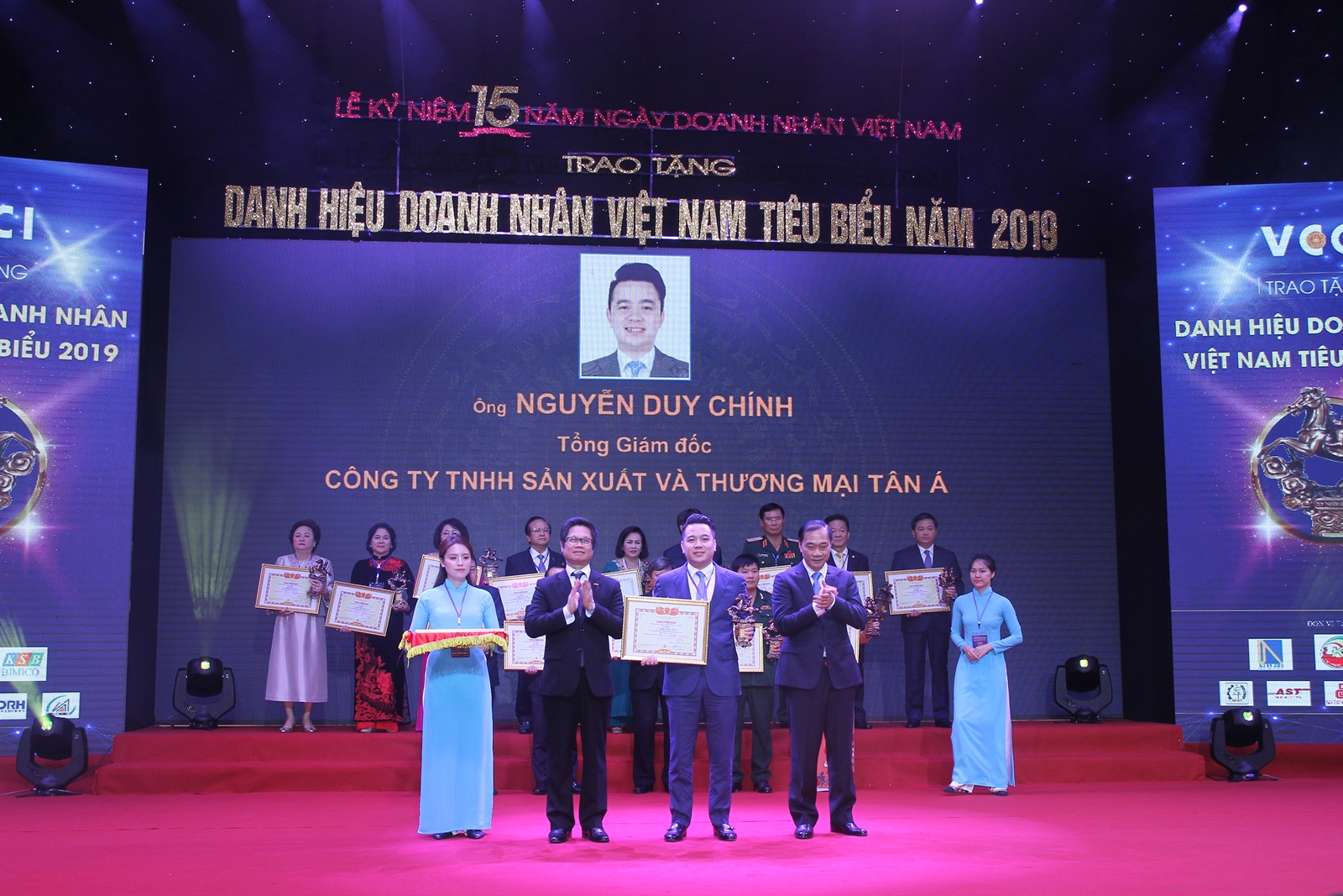 Ông Nguyễn Duy Chính – Tổng giám đốc Tân Á Đại Thành nhận bằng chứng nhận Doanh nhân Việt Nam tiêu biểu – Cúp Thánh Gióng 2019