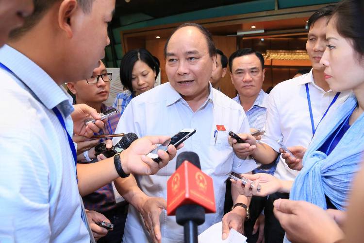 Thủ tướng Nguyễn Xuân Phúc trả lời báo chí bên hành lang Quốc hội vấn đề liên quan đến Luật về Đặc Khu.