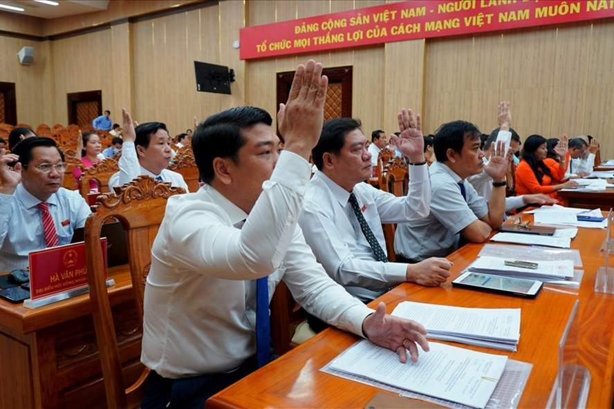100% các đại biểu Hội đồng nhân dân tỉnh Kiên Giang biểu quyết thông qua dự thảo Nghị quyết.