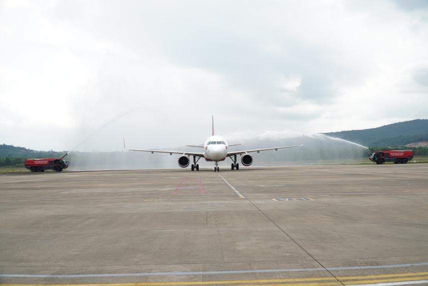 Nghi thức đón tàu bay Vietjet-Vietjet đồng loạt mở 5 đường bay mới đến Phú Quốc