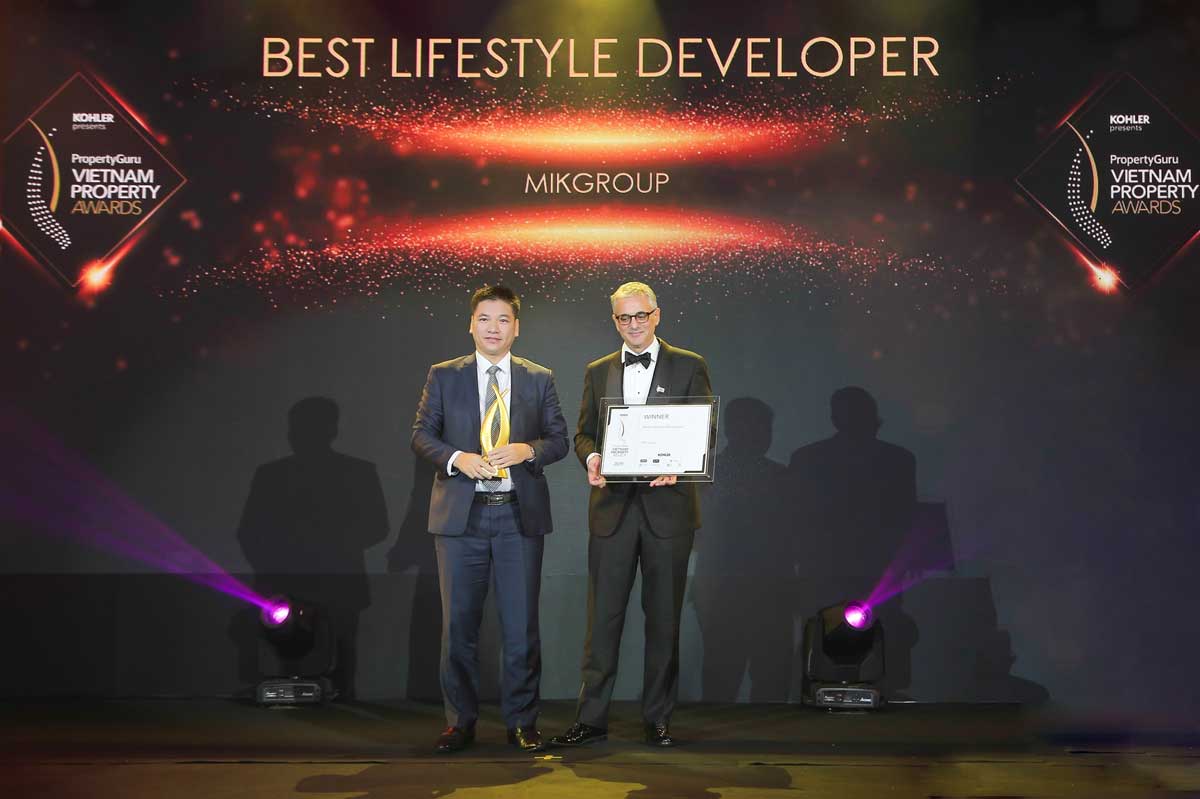 Ông Chu Thanh Hiếu – Tổng GĐ MIK Home (công ty thành viên thuộc Tập đoàn MIKGroup) đại diện MIKGroup nhận giải thưởng The Best life Style Developer