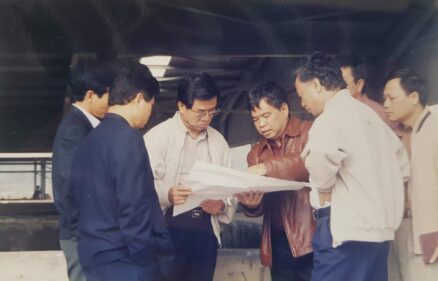 Ông Đoàn Quốc Việt (giữa-phải), Chủ tịch BIM Group - làm việc giai đoạn 1991-1995
