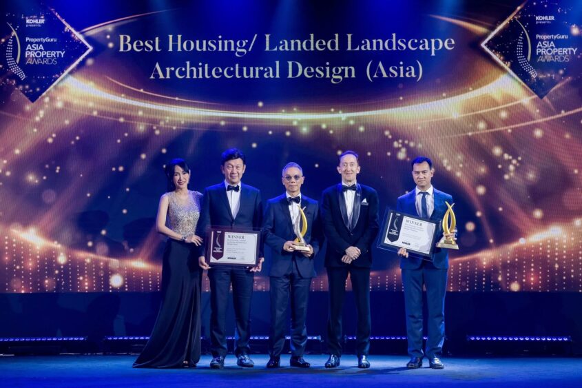 Ông phạm minh đức, phó tgđ tập đoàn tân á đại thành (ngoài cùng bên phải) nhận giải thưởng thiết kế cảnh quan nhà ở xuất sắc nhất châu á.