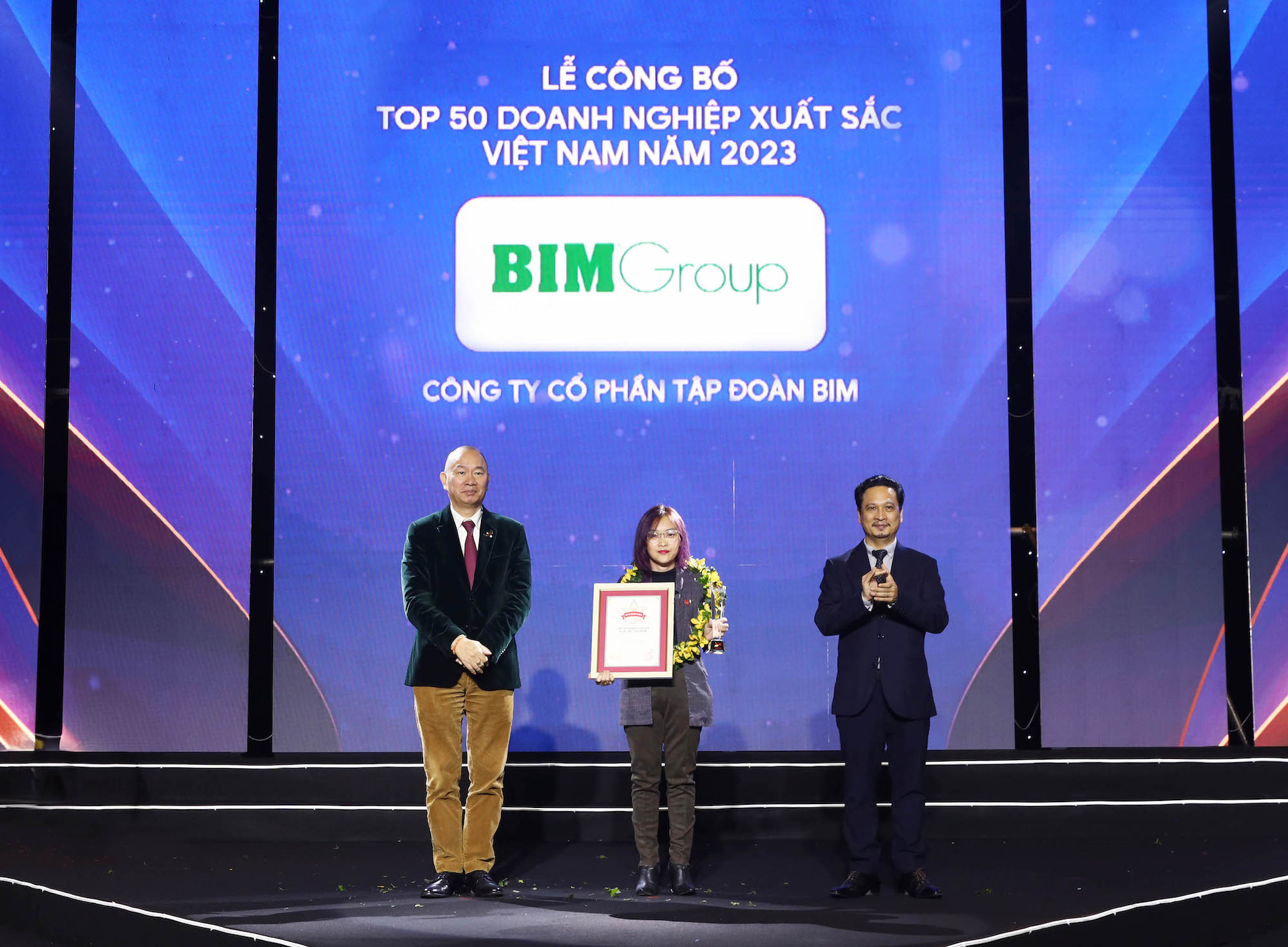 Đại diện BIM Group tại lễ công bố top 50 doanh nghiệp xuất sắc Việt Nam năm 2023