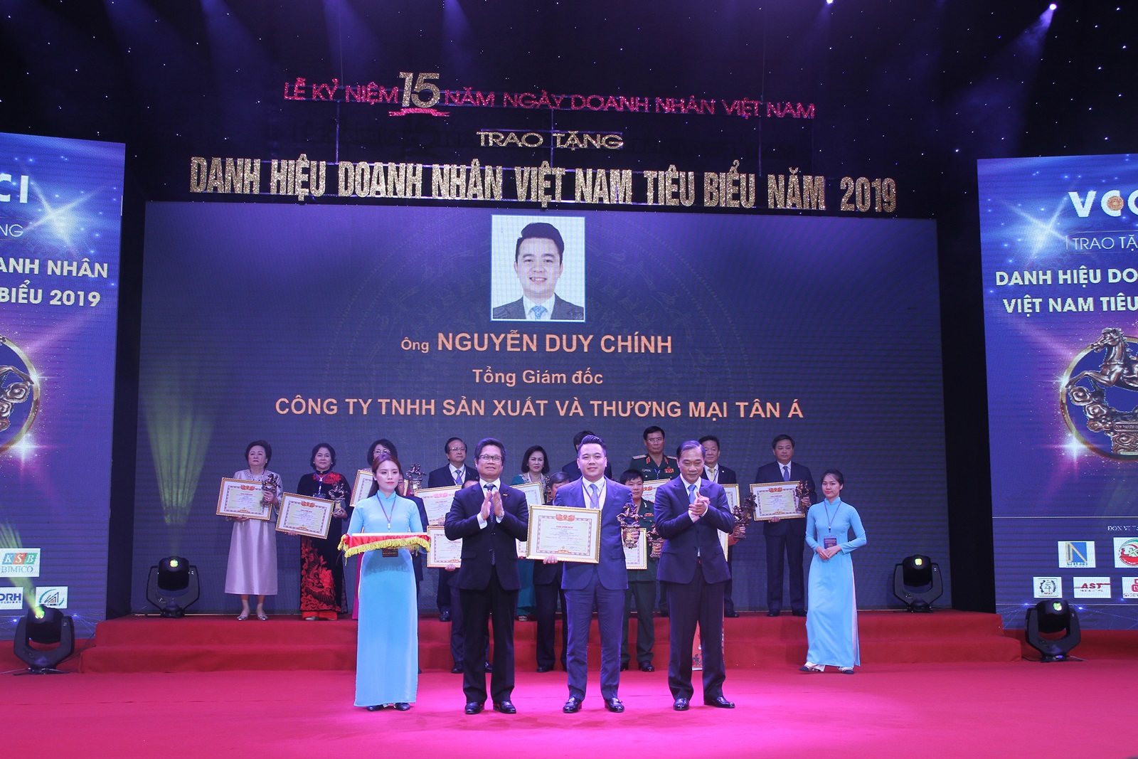 Ông Nguyễn Duy Chính – Tổng giám đốc Tập đoàn nhận bằng chứng nhận Doanh nhân Việt Nam tiêu biểu – Cúp Thánh Gióng 2019