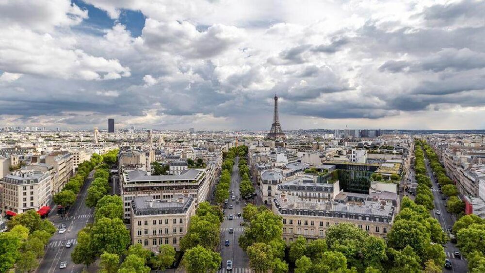 Paris được công nhận là thành phố thông minh nhờ những nỗ lực trong việc tiếp quốc tế cũng như trong lĩnh vực di chuyển, vận chuyển.