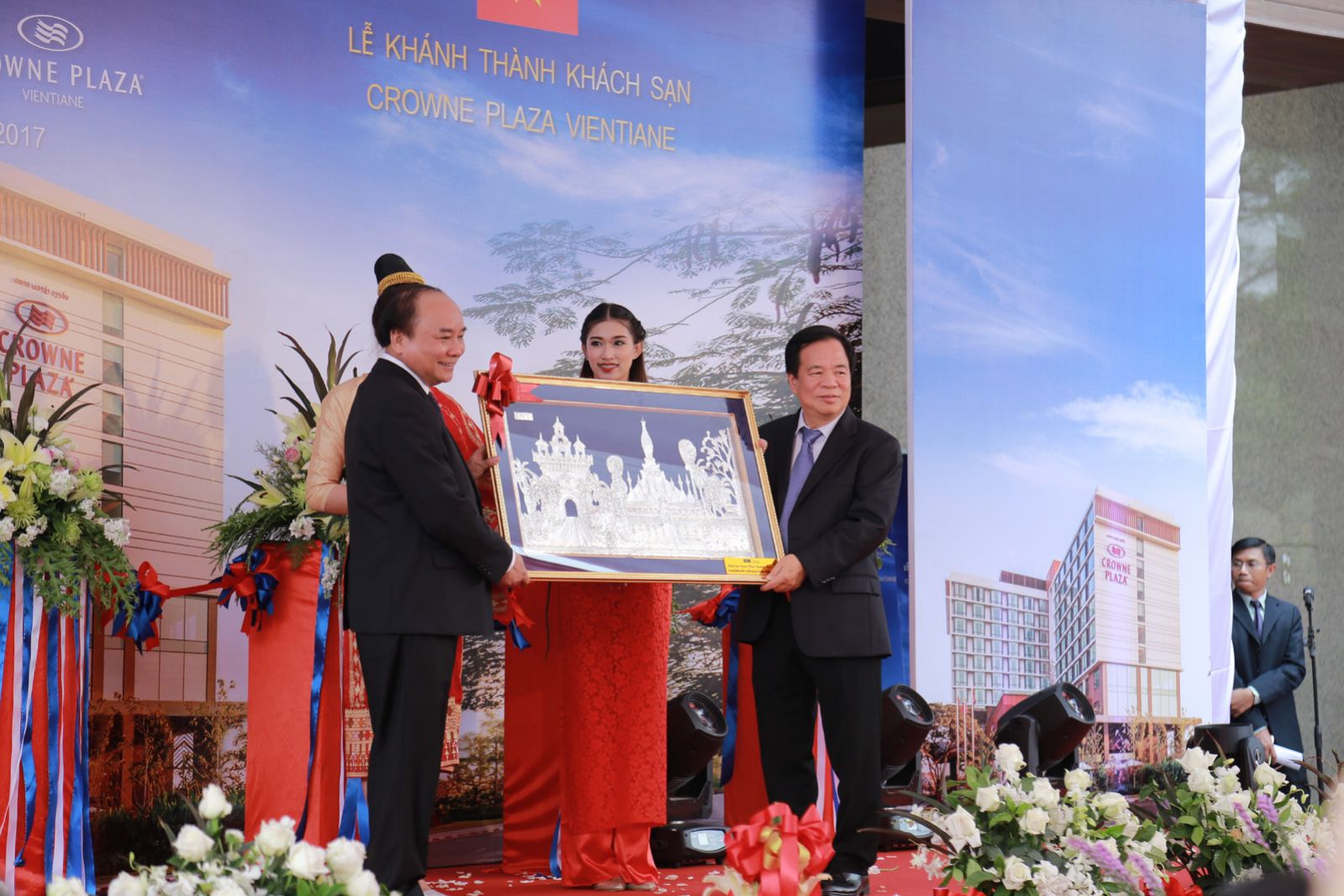 Nguyên Thủ tướng Nguyễn Xuân Phúc và Chủ tịch BIM Group, ông Đoàn Quốc Việt, trong lễ khai trương khách sạn 5 sao Crowne Plaza Vientiane